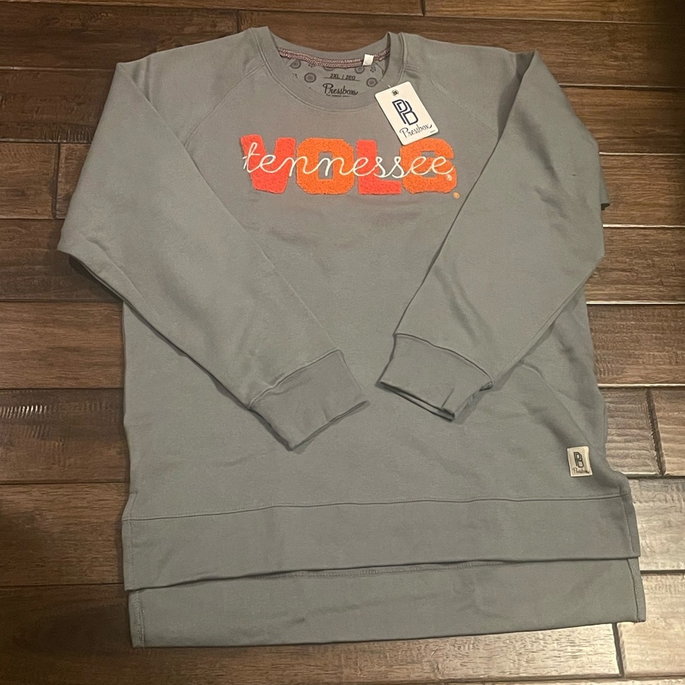 Women’s 2X Tennessee Volunteers Pressbox sweatshirt.